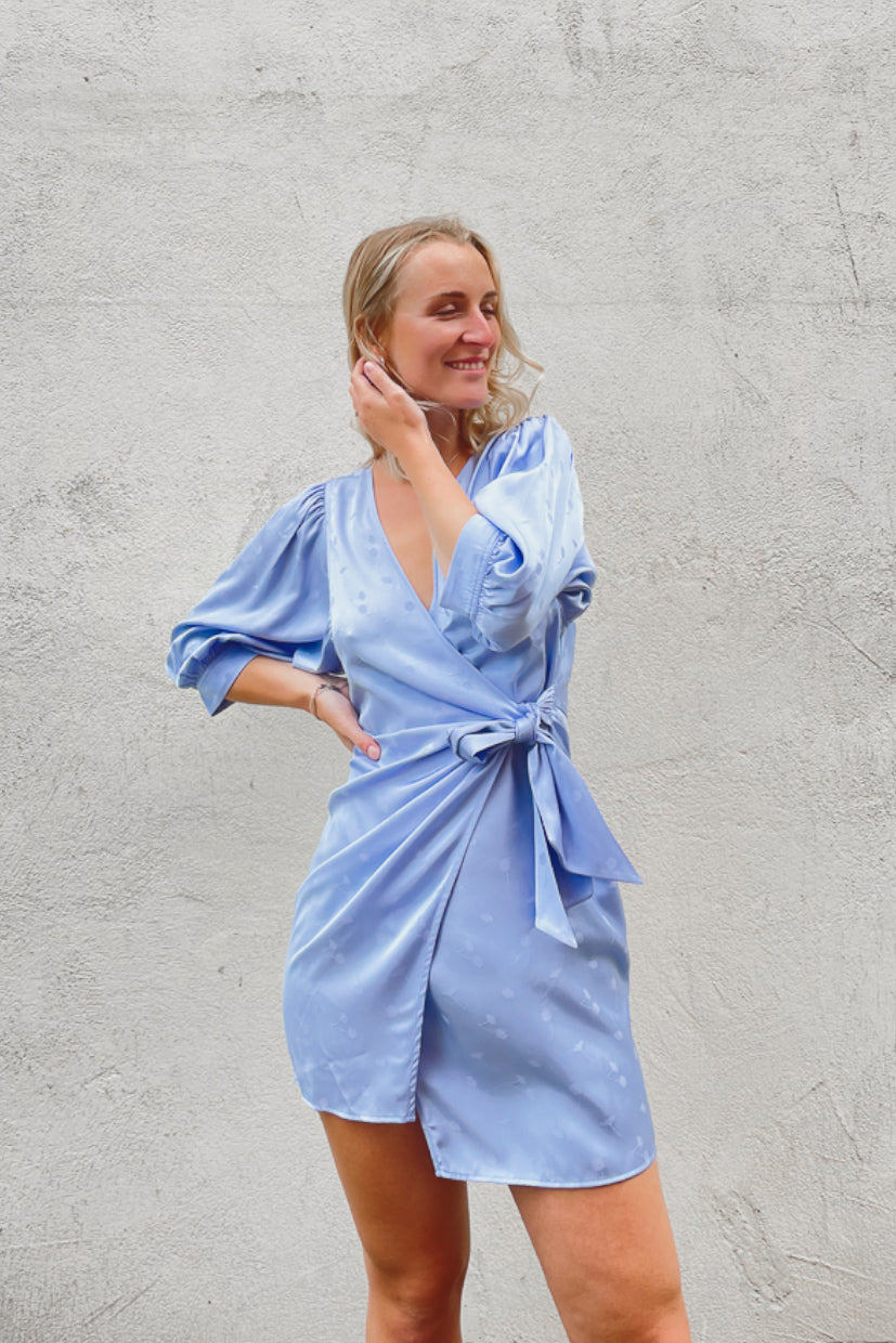 Wrap Dress Celestina Light Blue von Samsoe Samsoe mieten statt kaufen! –  UNOWN